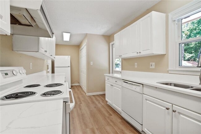 Building Photo - 2416 Lakewood Dr NW
