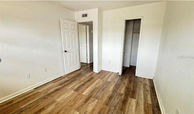 Building Photo - 860 Sky Lake Cir