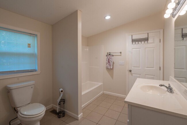Building Photo - 2 bed and 2 bath house with garage and par...