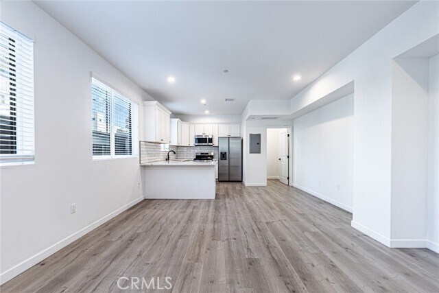 Building Photo - 14944 Moorpark St