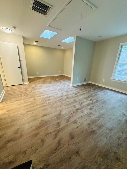 Building Photo - 3040 Middlewood Rd