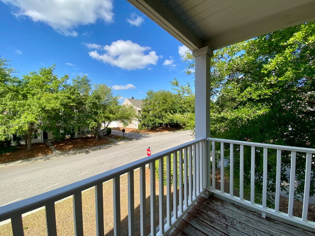 Building Photo - Charming End Unit Townhome in Mill Creek!
