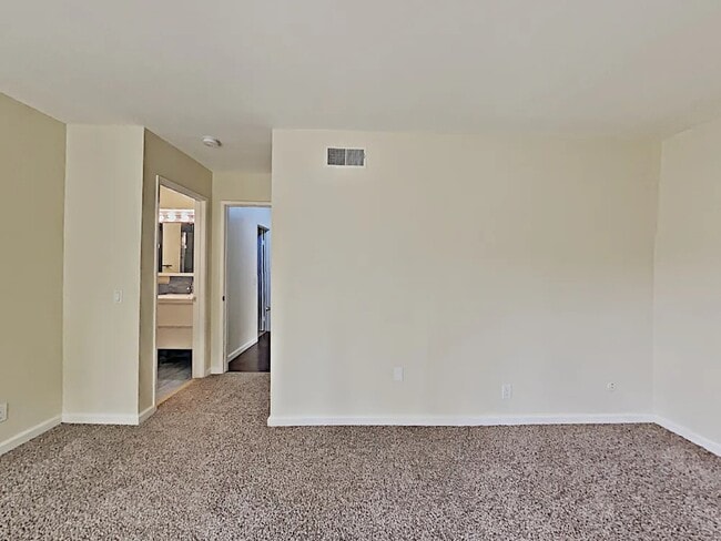 Building Photo - 4355 Laurelhurst Rd