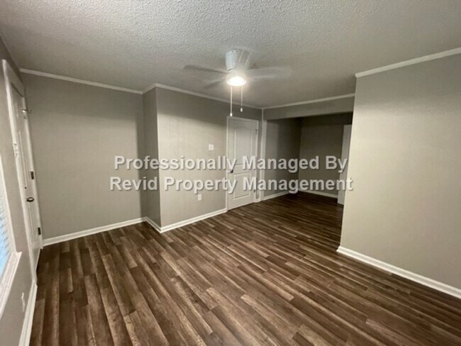 Building Photo - *FIRST MONTH RENT FREE* Freshly Renovated ...