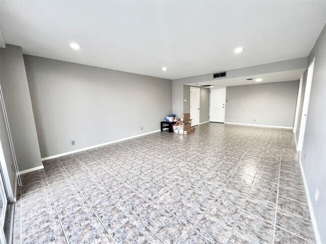 Building Photo - 2016 Main St