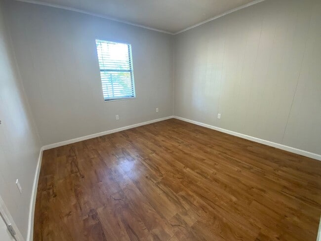 Building Photo - Welcome to Ravenwood Drive!