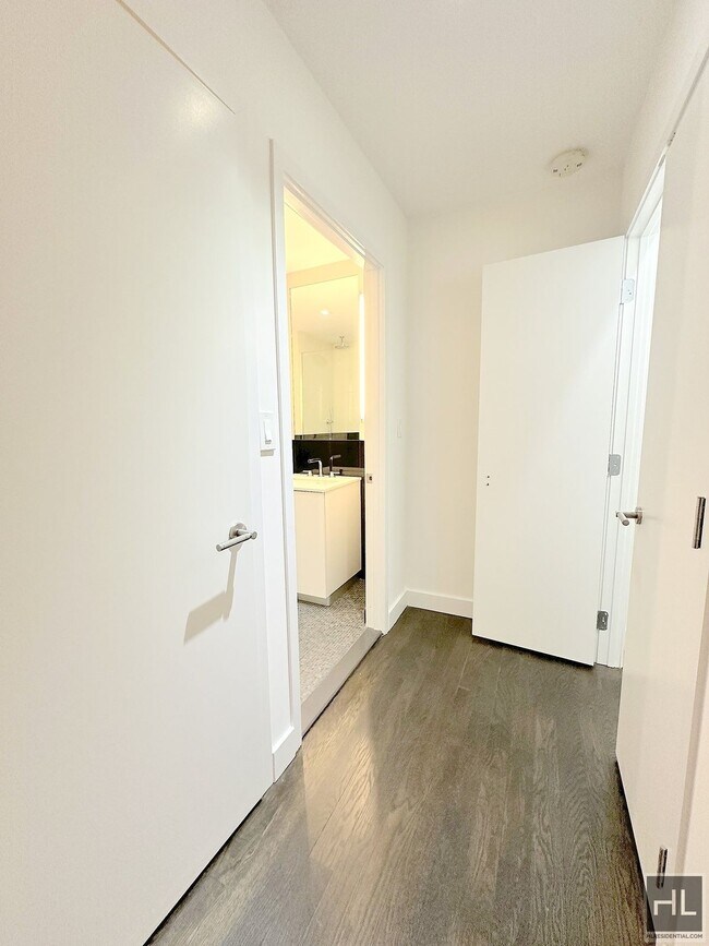 Building Photo - 3 bedroom 3 bathroom / Doorman/ Gym/ Pool ...