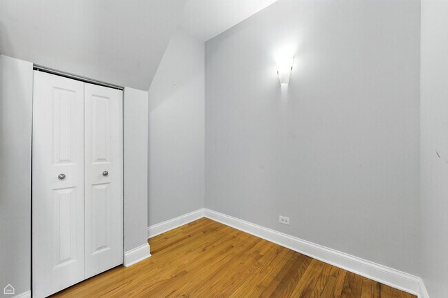 Building Photo - 2611 W Rosemont Ave