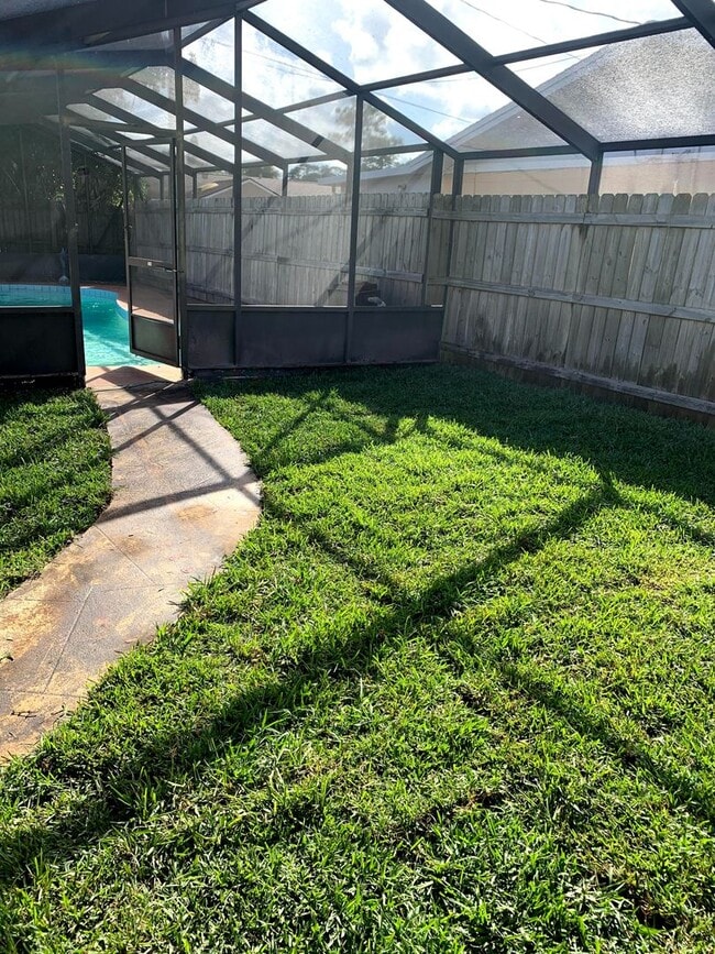 Building Photo - Large 3 Bedroom 2 Pool Home in Daytona Beach!