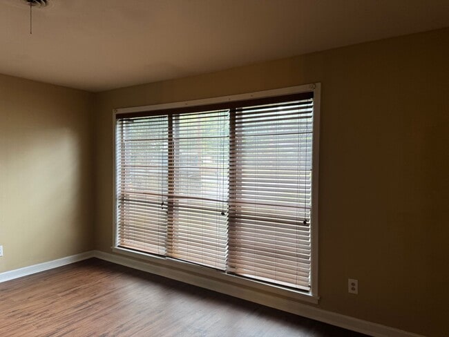 Building Photo - 3/2 Fenced Yard Covered Parking