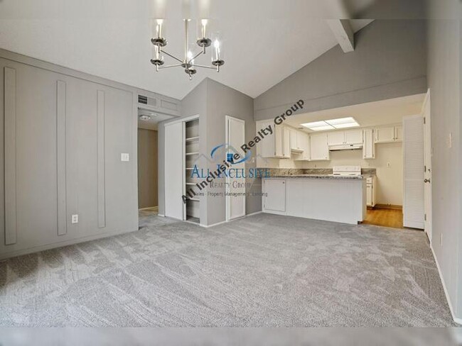 Building Photo - Beautiful 3 bedroom and 2 bath duplex in t...