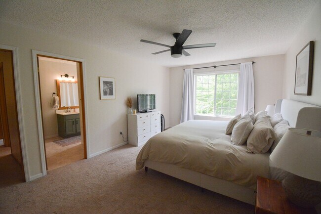 Building Photo - Stunningly Update 2 bed 1.5 bath Townhome ...