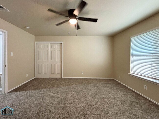 Building Photo - Big & Beautiful 5 bed/3.5 bath 2 Story hom...