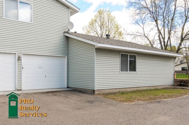 Building Photo - 2 Bedroom Townhome in Oakdale