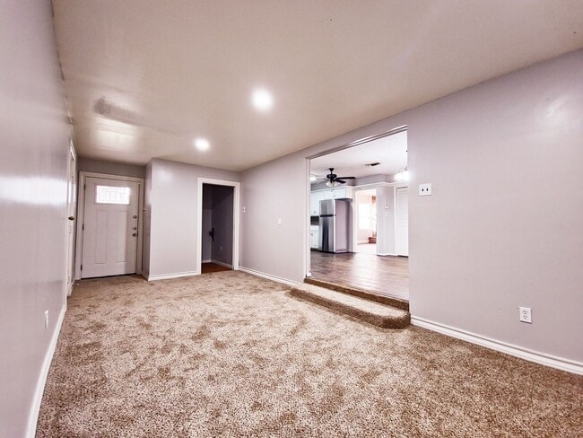 Building Photo - AUGUST PRE-LEASE - 3/2/2 In the Medical District