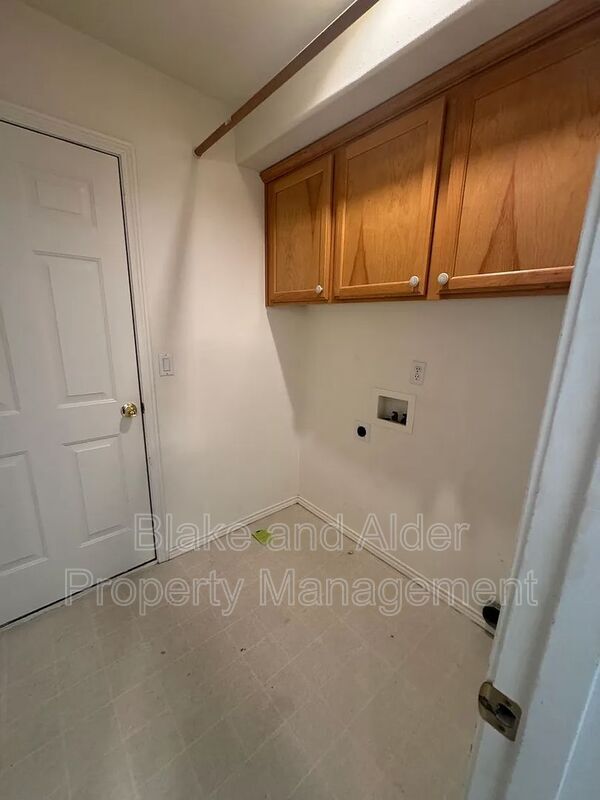 Building Photo - 1079 NE Creeksedge Dr