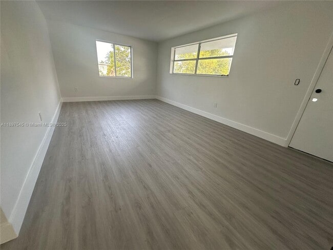 Building Photo - 6910 Bay Dr