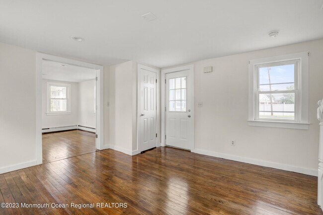 Building Photo - 12 Main St