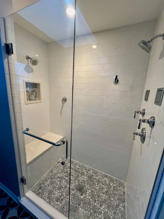 Building Photo - 3700 N Hermitage Ave