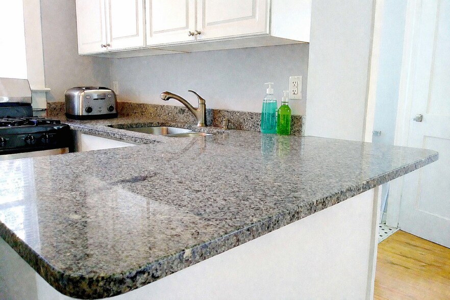 Building Photo - 1927 Monroe St