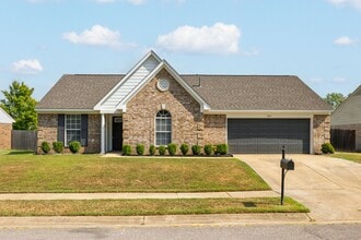 Building Photo - Recently renovated 3 bedroom, 2 bathroom h...