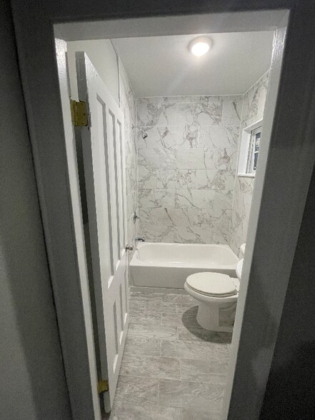 Building Photo - 595 William St