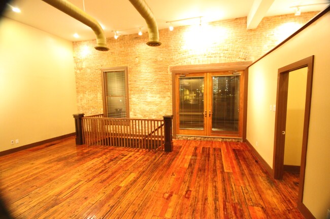 Building Photo - 319 S Flores St