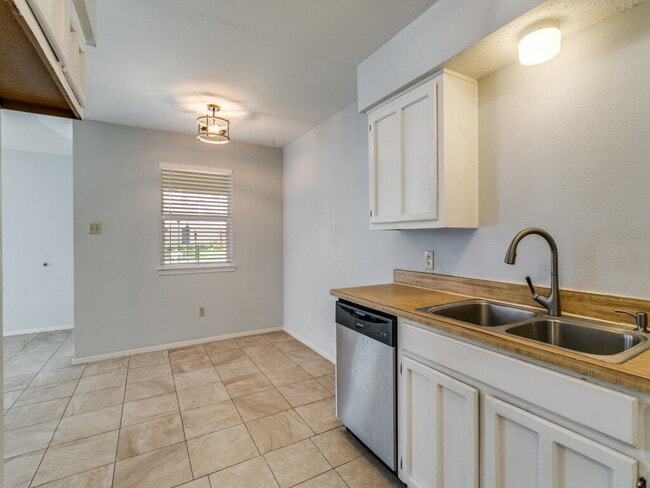 Building Photo - 980 Meadow Cir S