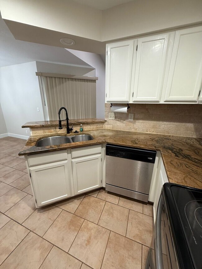 Building Photo - Spacious 3 Bedroom, 2 Bath - Your Derby Ho...