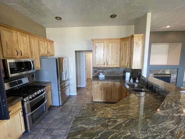 Building Photo - 561 Rocky Knoll Ln