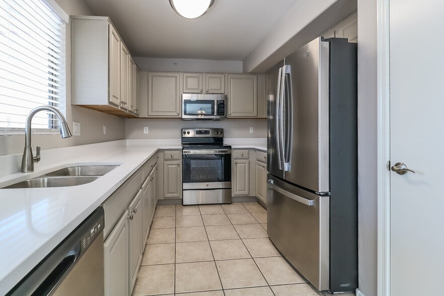 Building Photo - 17143 W Elizabeth Ave