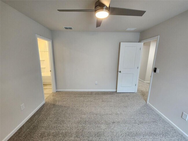 Building Photo - 235 Vly Oak Dr