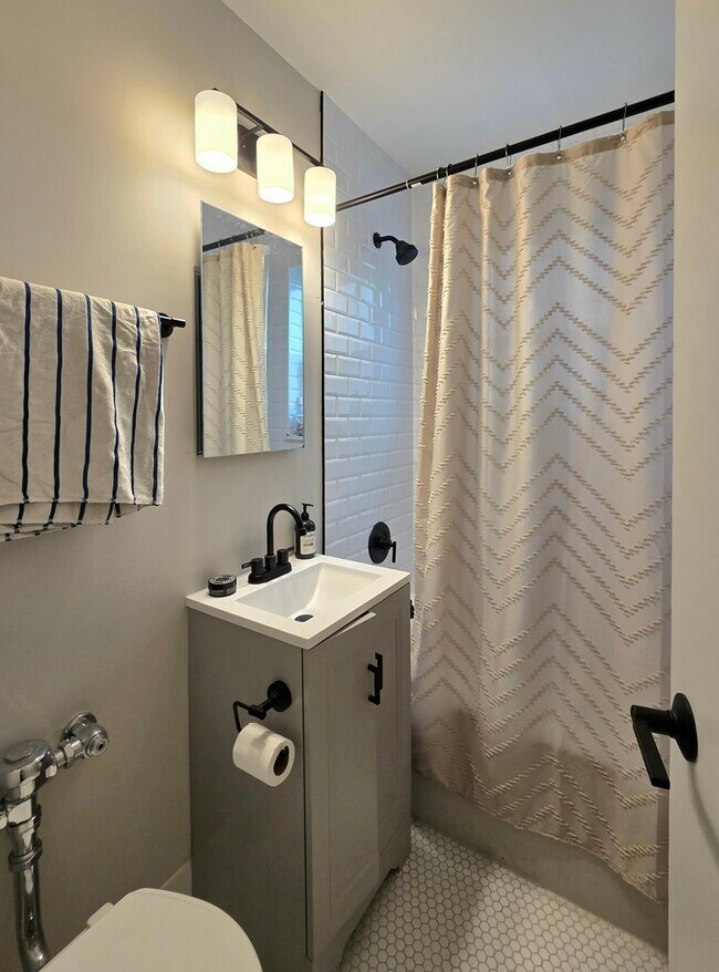 Building Photo - 2746 N Hampden Ct