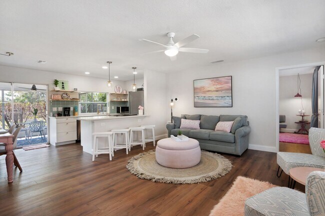 Building Photo - VACA or Short Term Furnished Chic Monthly Rental Home in Bradenton, FL