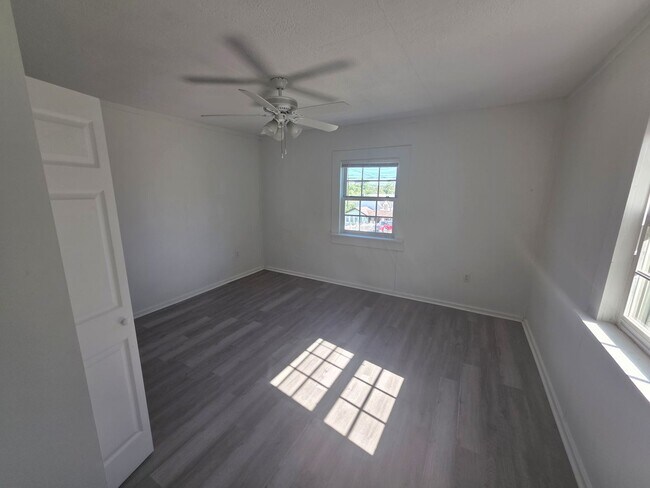 Building Photo - 47 Oakwood Ave