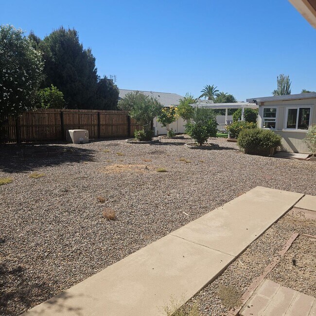 Building Photo - 9845 N 105th Dr