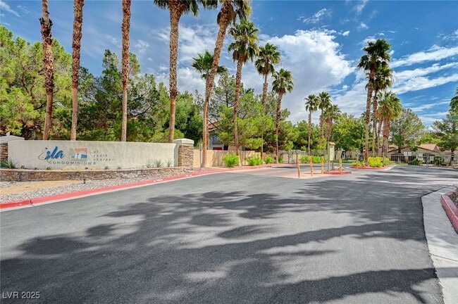Building Photo - 2121 Blue Breeze Dr