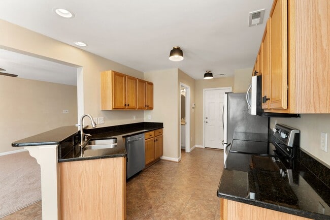 Building Photo - Spacious, end-unit townhome in North Raleigh!