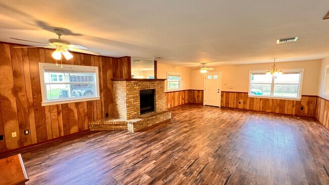 Building Photo - Modern Comfort Meets Prime Location – Spac...