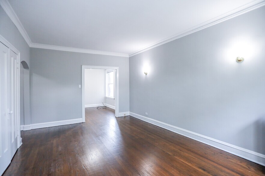 Building Photo - 3411 W Balmoral Ave