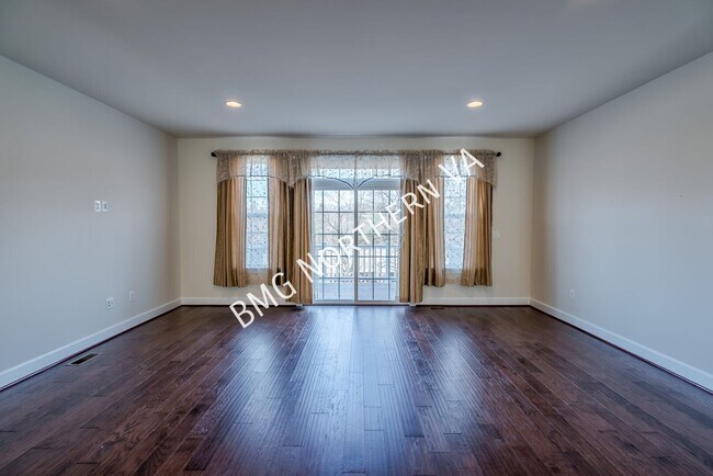 Building Photo - 8435 Girvan Ct