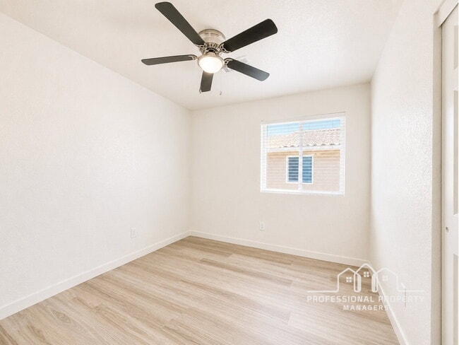Building Photo - 4-bedroom, 2-bathroom home in Desert Oasis