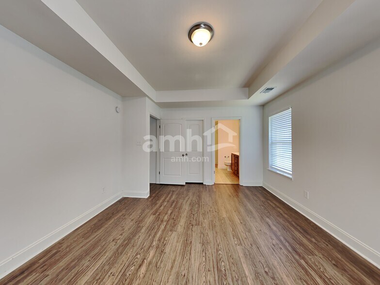 Building Photo - 2961 S Hartland Dr