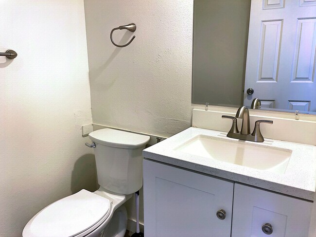 Building Photo - 2419 N Clark St