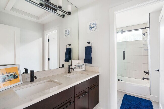 Building Photo - Modern Oasis in Bouldin Creek
