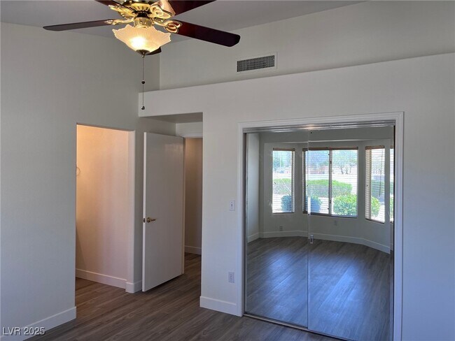Building Photo - 9828 Villa Ridge Dr