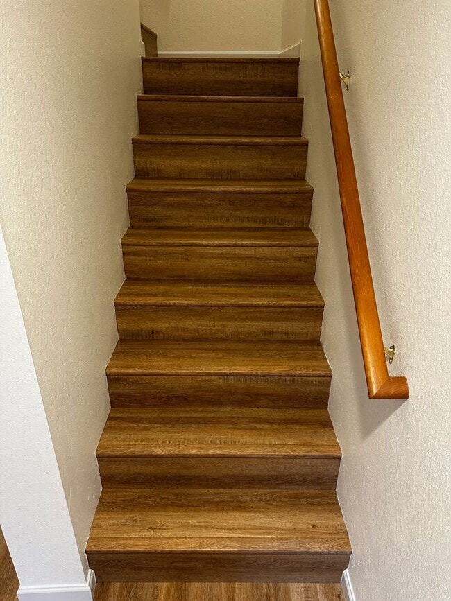 Building Photo - Appealing 2 bed / 1.5 bath townhouse in Greenwood/N Seattle with new flooring