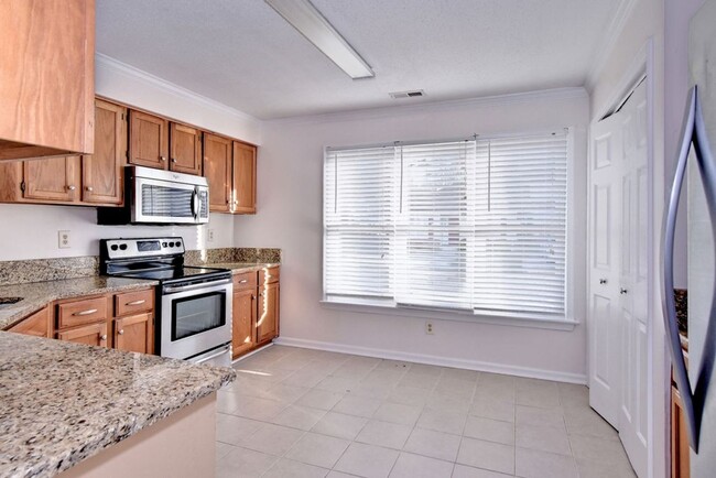 Building Photo - Convenient and Updated Grafton Townhome