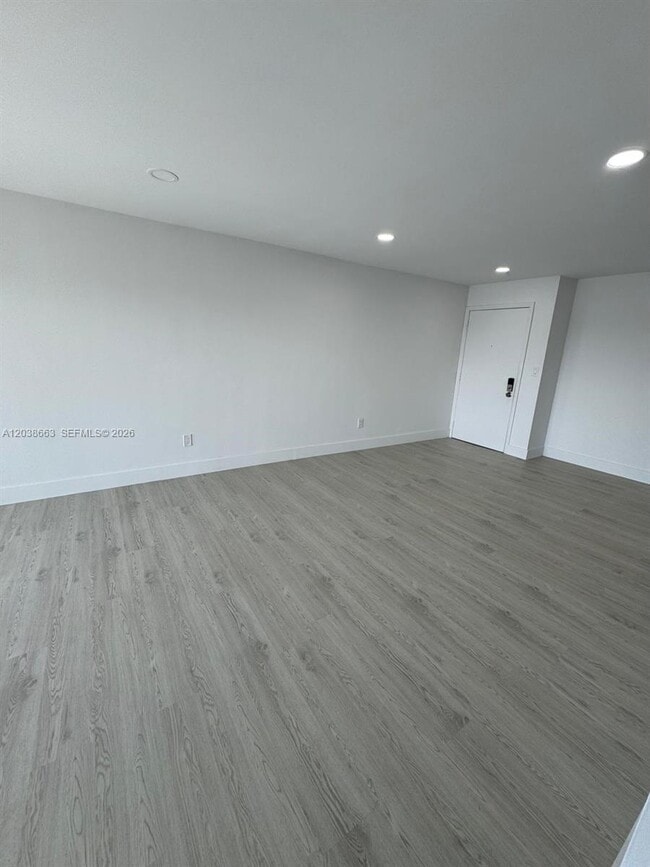 Building Photo - 9280 Fontainebleau Blvd