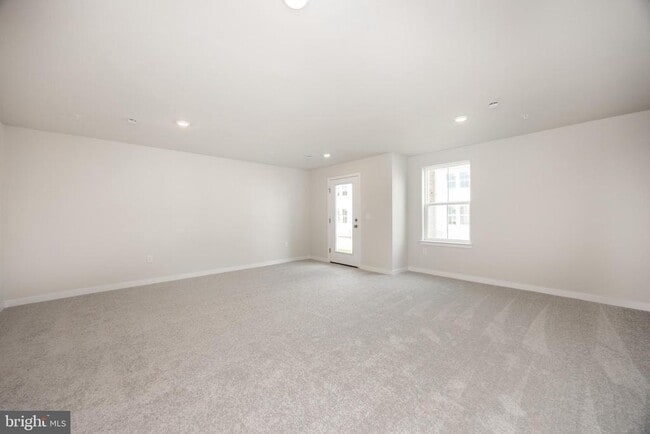 Building Photo - 245 Talucci Dr